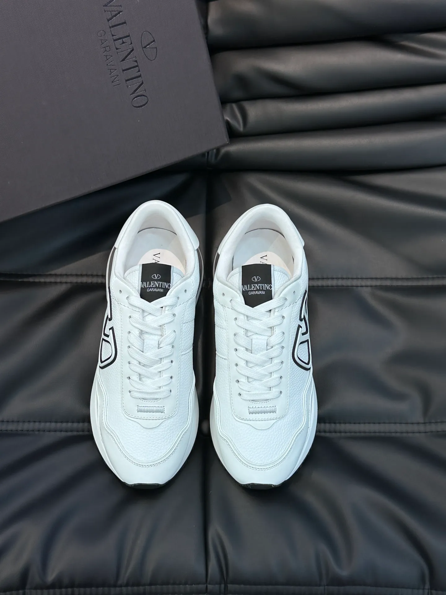 P540💰 Product trademark: VALENTINO "Valentino" Regular size: 38-44 [45 customized] Product material: Warren men's casual sports shoes, made of imported first-layer cowhide, with brand emblem on the tongue, rivet rubber outsole, non-slip, wear-resistant and shock-absorbing, cowhide lining foot pads, comfortable and breathable, with original box packaging equation bag!
